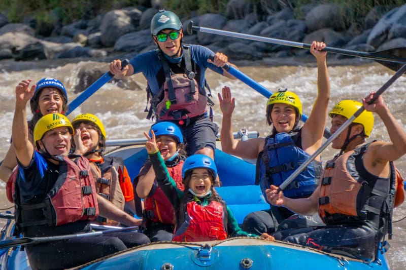 Esta actividad combina emoción con la belleza natural del valle. Foto: Rafting Maipo Expediciones.