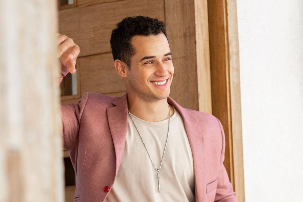 El actor participó en distintas producciones dramáticas de TVN, es modelo y sube contenido fitness y fisiculturismo en redes sociales.