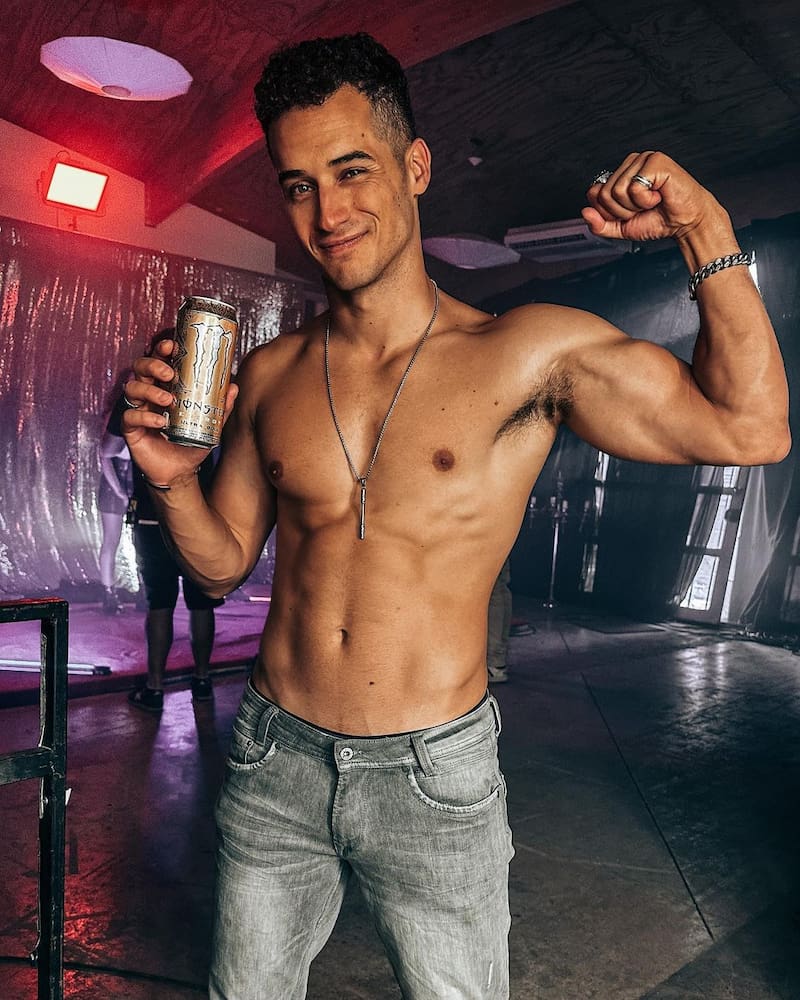 El actor participó en distintas producciones dramáticas de TVN, es modelo y sube contenido fitness y fisiculturismo en redes sociales.