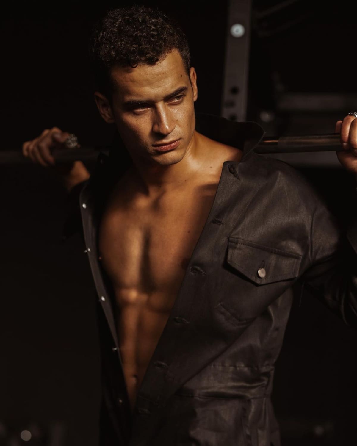 El actor participó en distintas producciones dramáticas de TVN, es modelo y sube contenido fitness y fisiculturismo en redes sociales.