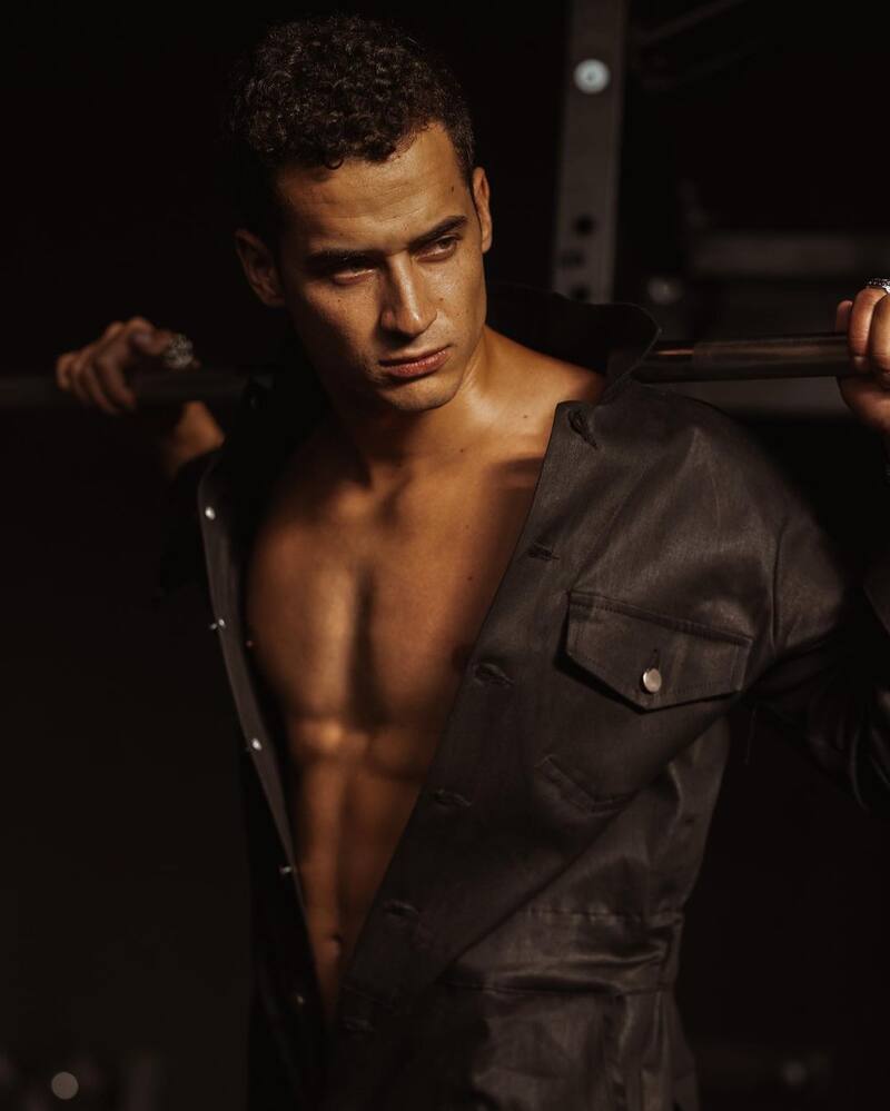 El actor participó en distintas producciones dramáticas de TVN, es modelo y sube contenido fitness y fisiculturismo en redes sociales.