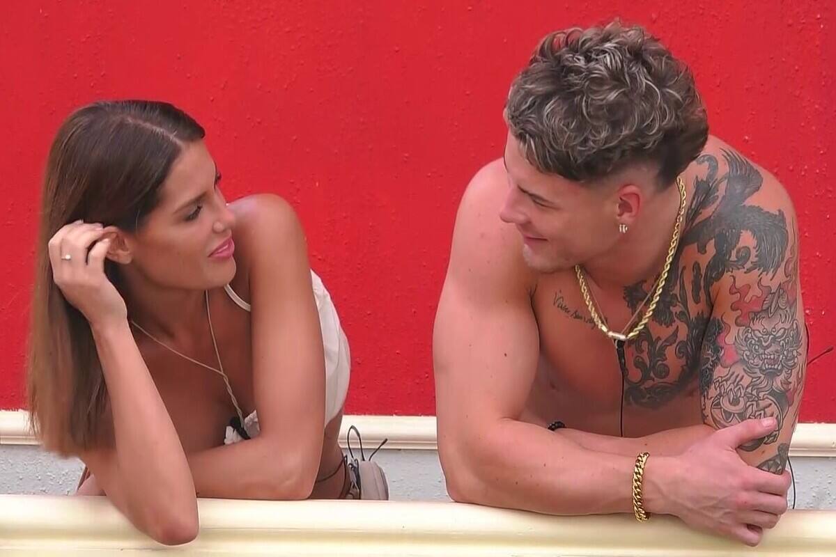 Gala Caldirola y Raimundo Cerda coqueteando en "Ganar o Servir". Créditos: Canal 13