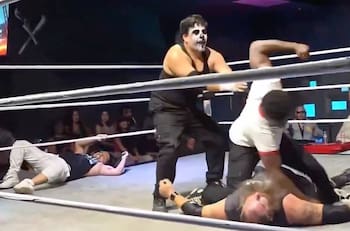 Escándalo en la lucha libre: le da una lluvia de golpes en la cara y le provoca un infarto