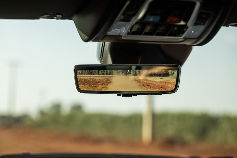 La tecnología se hace presente con una serie de detalles, como la cámara en el retrovisor