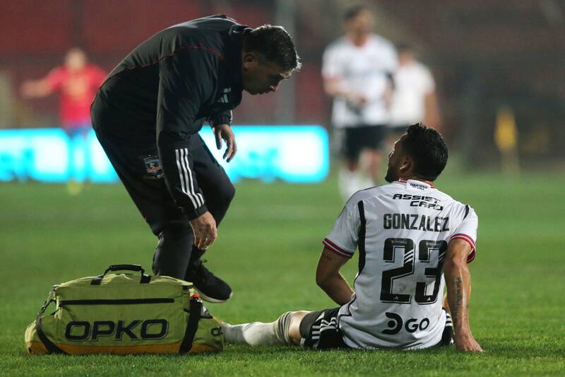 Ramiro González tuvo que ser sustituido en el partido ante Unión Española. El defensor podría ser baja por varias semanas. Foto: Agencia Aton.
