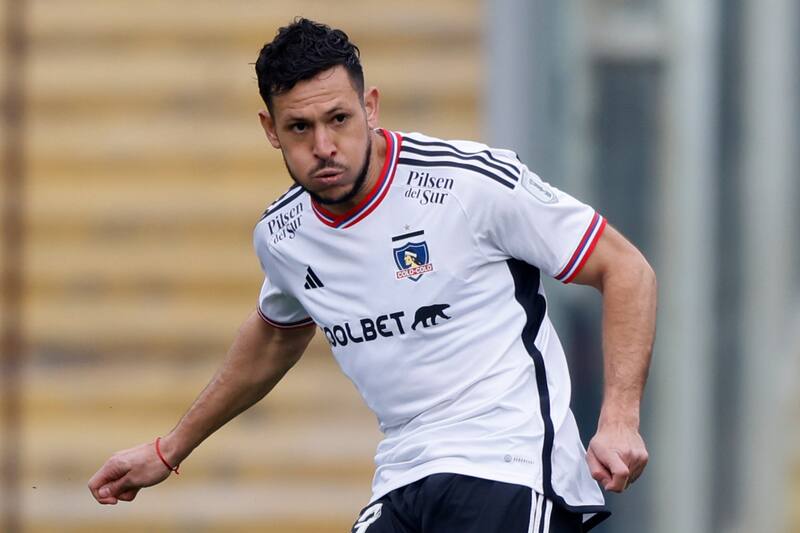 El defensa central de 33 años renovó automáticamente con Colo Colo. (Foto: Agencia Aton)
