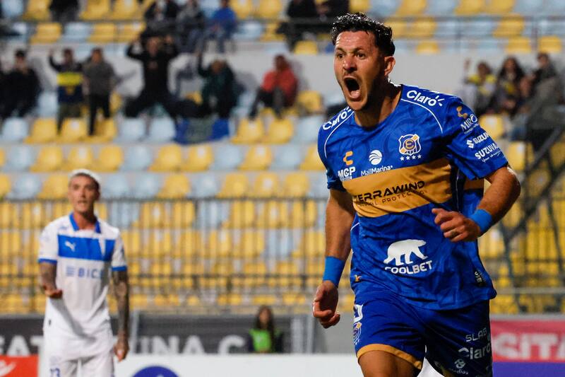 El defensa de Everton celebra su gol ante Universidad Católica por Copa Chile. El argentino-chileno es crítico de la campaña del equipo ruletero. Crédito: Photosport