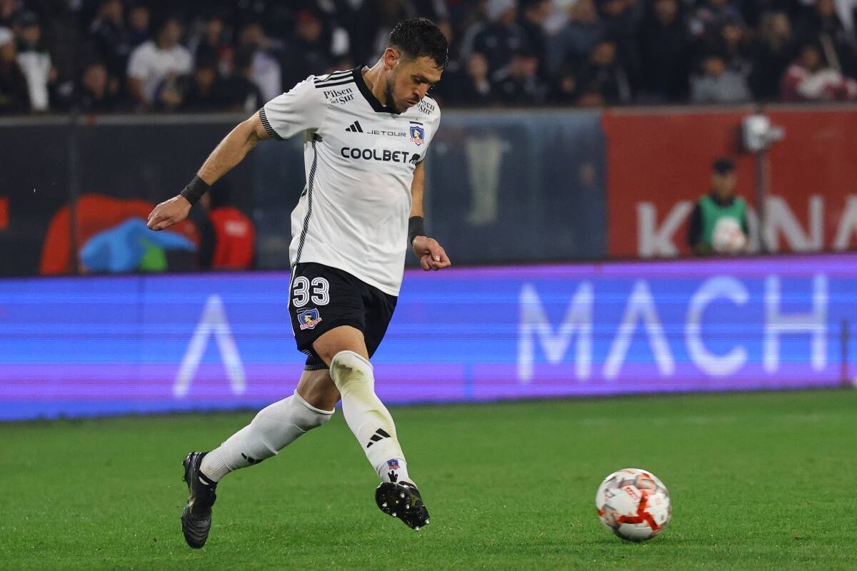 jugando por Colo Colo en el Estadio Monumental.
