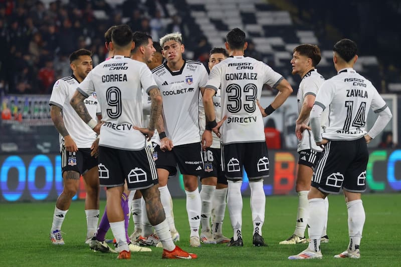 con el plantel de Colo Colo en el Estadio Monumental.