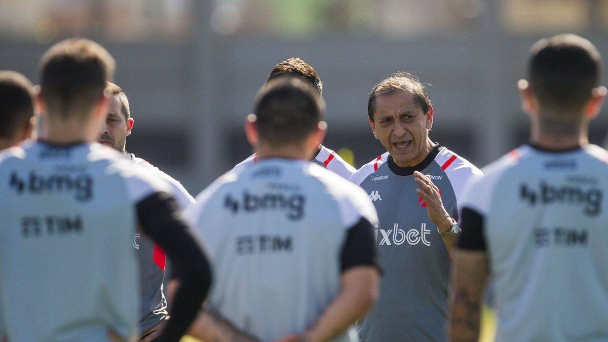 Pablo Galdames se ilusiona con el regreso de su anterior DT para superar las críticas