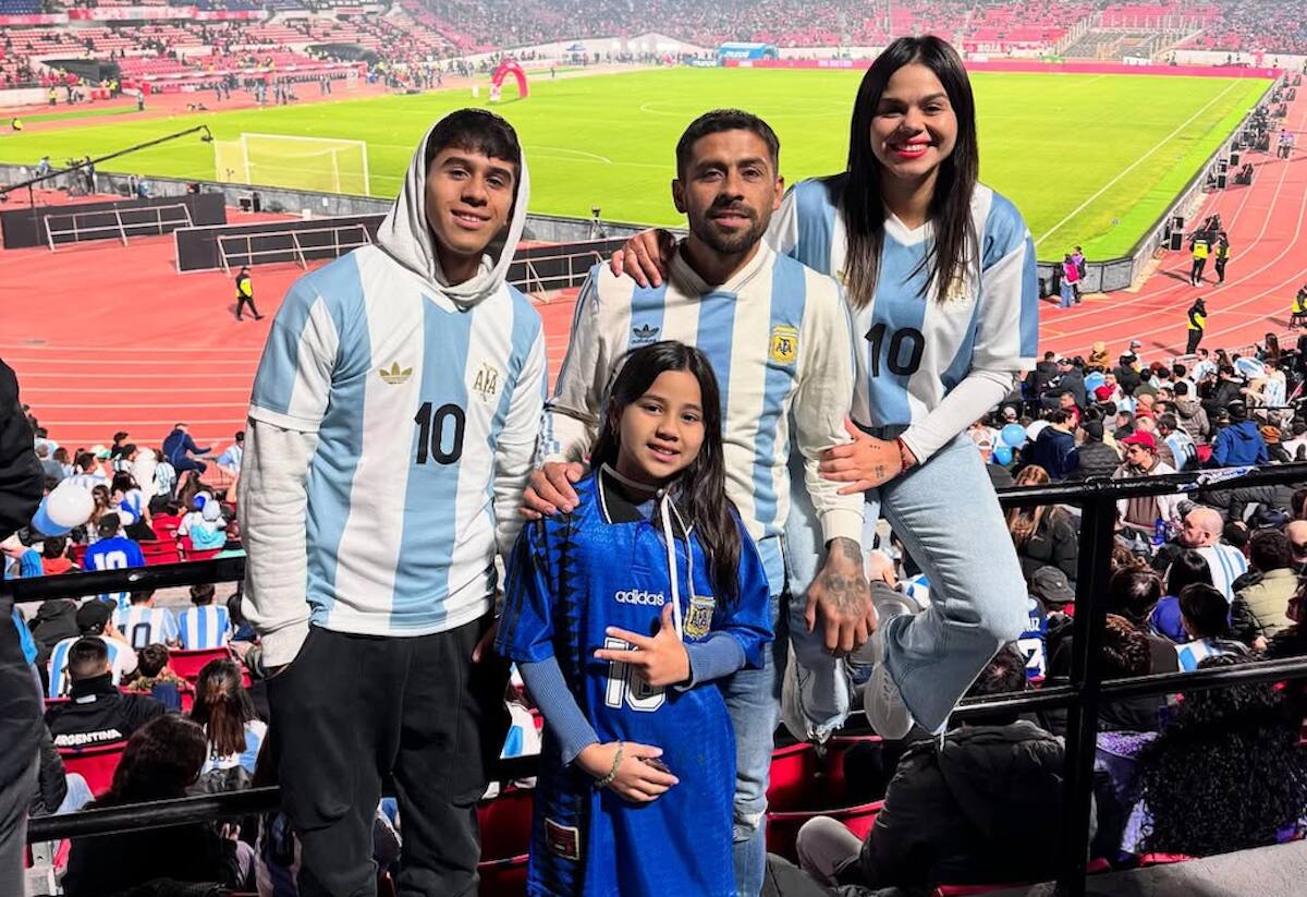 El 10 junto a su familia viendo a Argentina en el Estadio Nacional. Foto: Instagram r._fernandez10