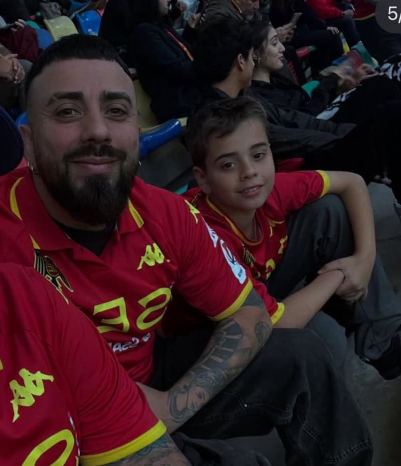Con su hijo viendo a Unión Española.