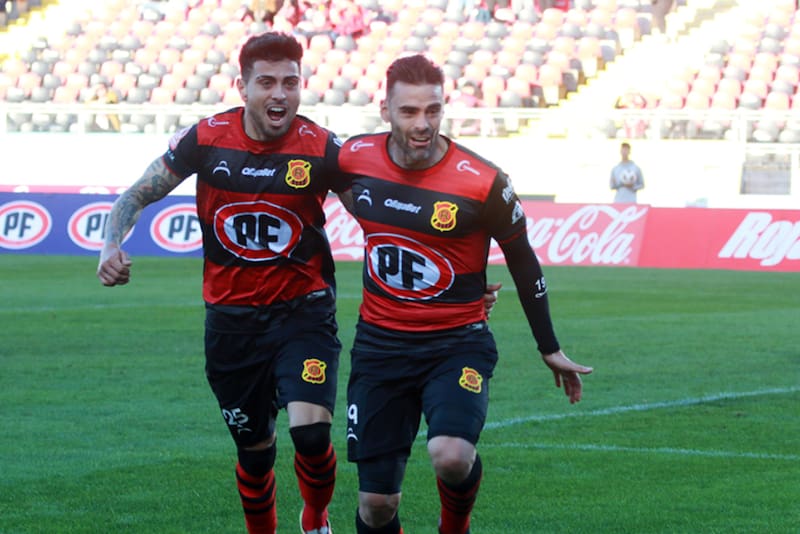 A su derecha, Ezequiel Luna, jugador de Rangers de Talca. (Foto: ANFP)