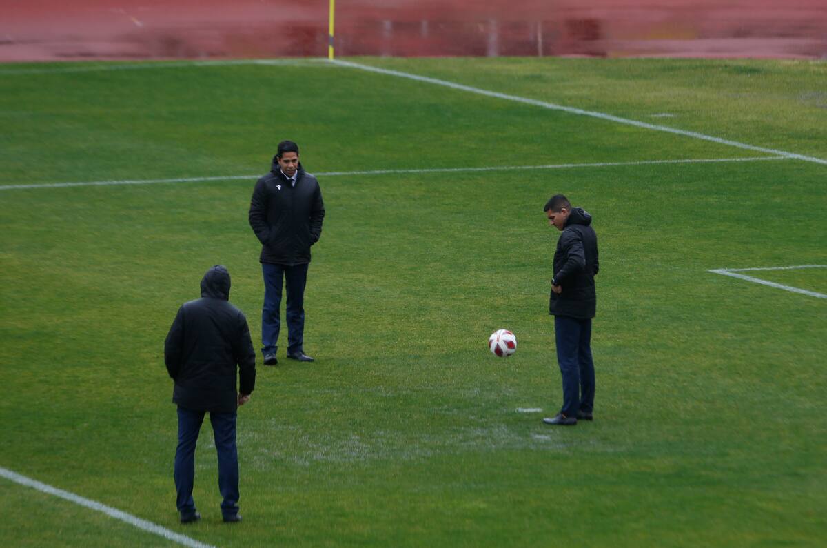 El arbitro Mathias Riquelme realiza inspeccion a la dancha y deciden wuspender partido de Rangers.