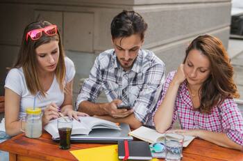 Los 10 bancos preferidos por los universitarios para trabajar: Banco de Chile y Santander están en los primeros lugares