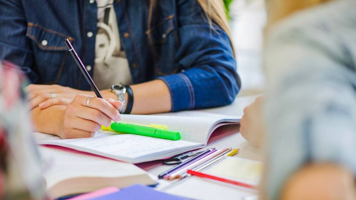 Hasta $1.700.000 al mes: Las carreras estudiadas en CFT que entregan mayores sueldos, según Mineduc