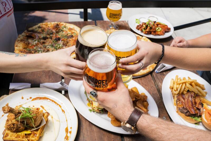 Disfrutar de una rica cerveza puede ser increíblemente caro en ciertos lugares de Latinoamérica.