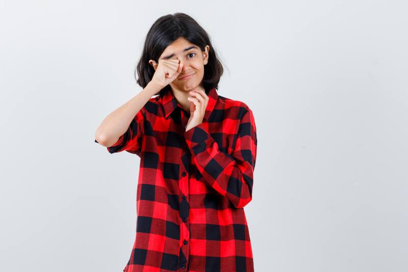 Según la psicología, este gesto revela un intento desesperado e inconsciente de combatir la ansiedad.