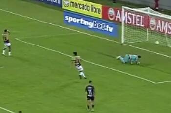 Raúl Olivares vivió un infierno en Copa Libertadores: sufrió goleada y su equipo quedó virtualmente eliminado