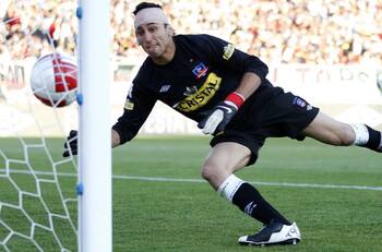 ¿Qué fue de Raúl Olivares, el arquero que terminó con la oreja cortada en un Superclásico entre Colo Colo y la U?