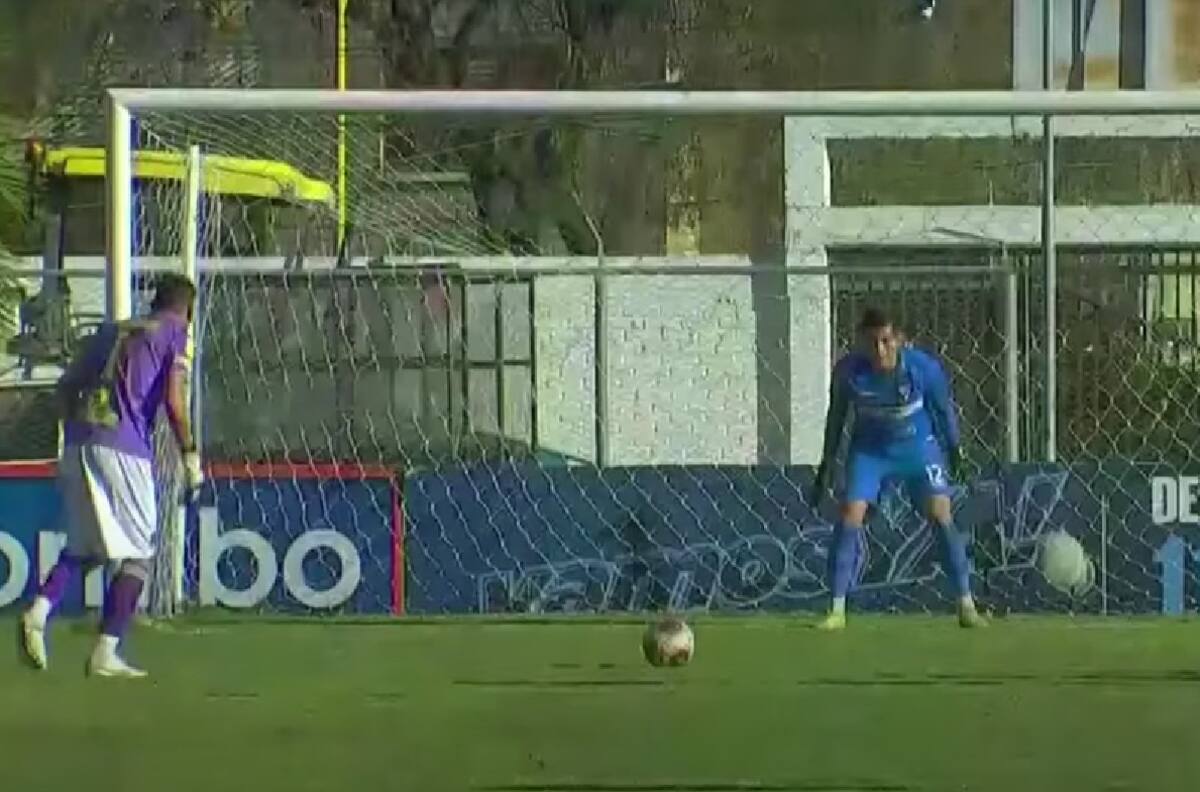 VIDEO | El ex arquero de Colo Colo que anotó un agónico gol en Bolivia