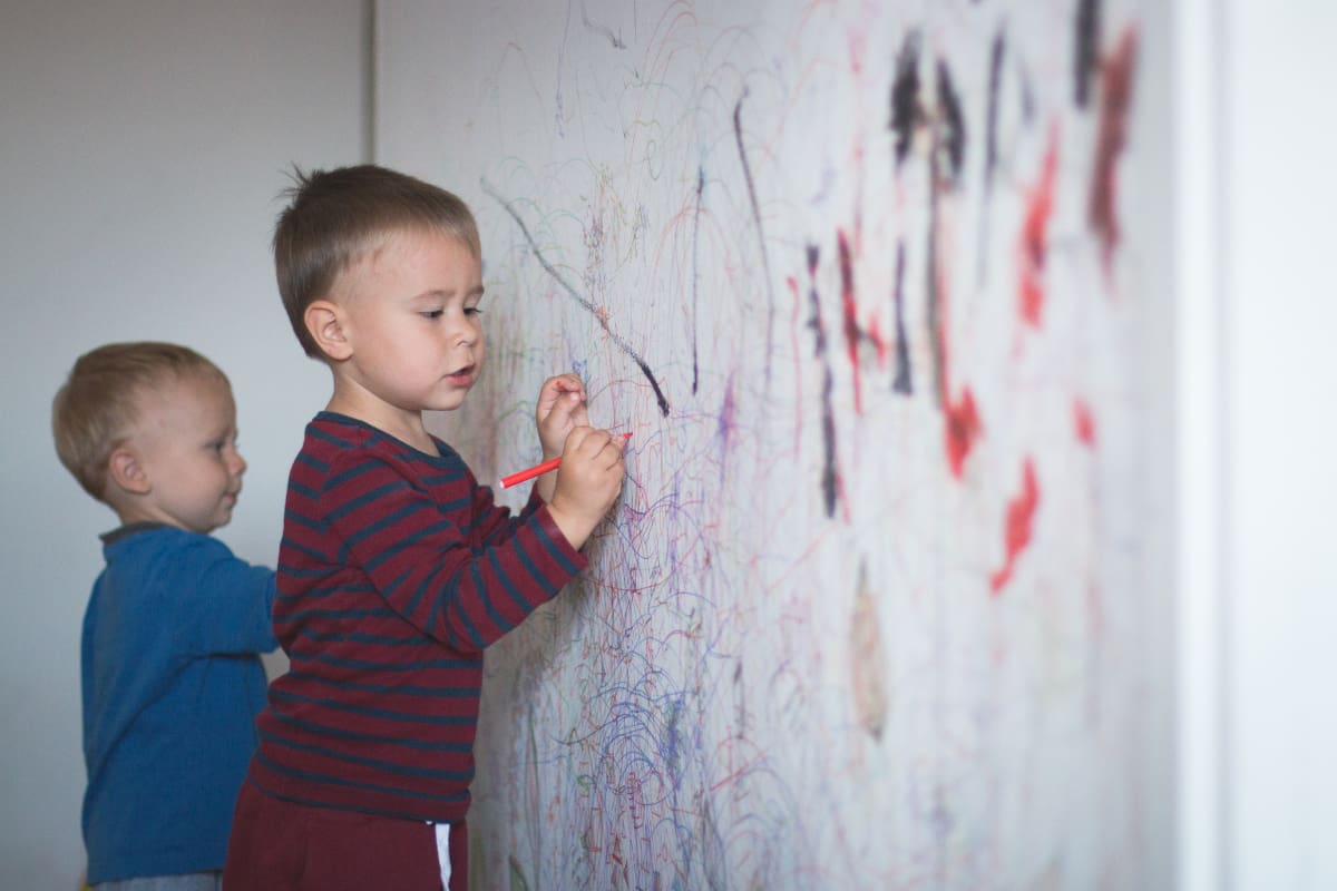 Descubre cómo limpiarlos de las paredes. (Foto: Canva)