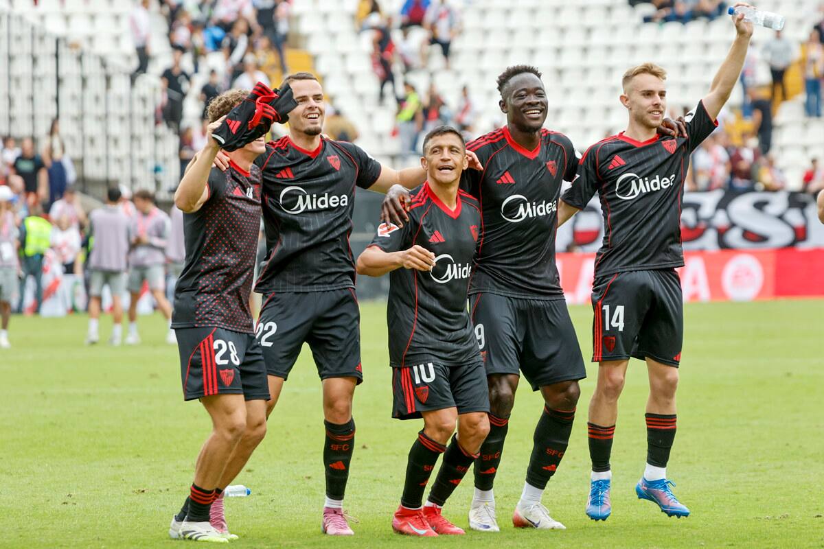 Alexis celebró junto a sus compañeros el triunfo en La Liga de España.