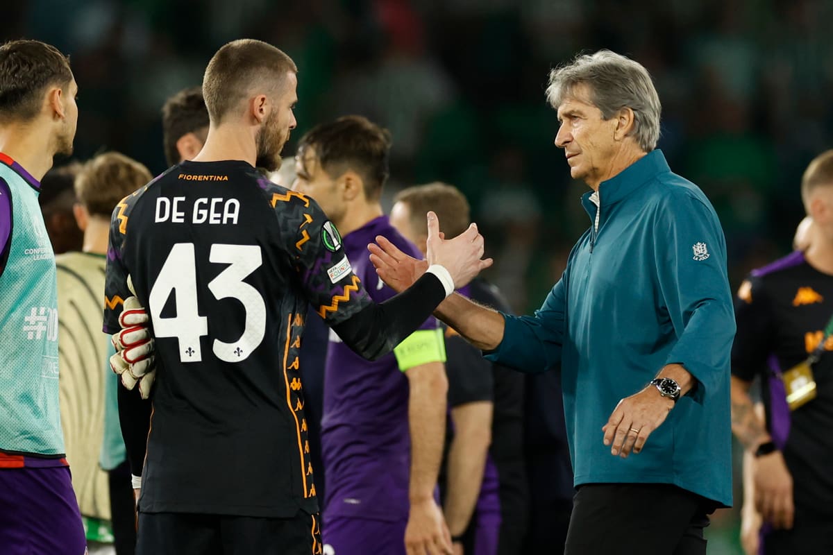 Manuel Pellegrini se prepara para afrontar la semifinal de vuelta de Conference League en Italia. EFE/Julio Muñoz