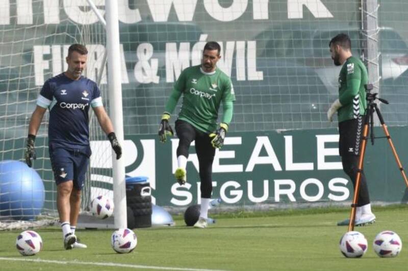Claudio Bravo durante un entrenamiento en el Betis en la Ciudad Deportiva Luis del Sol. Fotos: El Desmarque.
