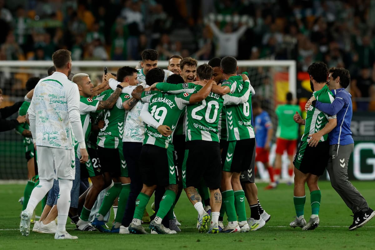 Los dirigidos por Manuel Pellegrini festejan la clasificación a Champions tras el triunfo 2-1 ante el Elche. Foto: EFE