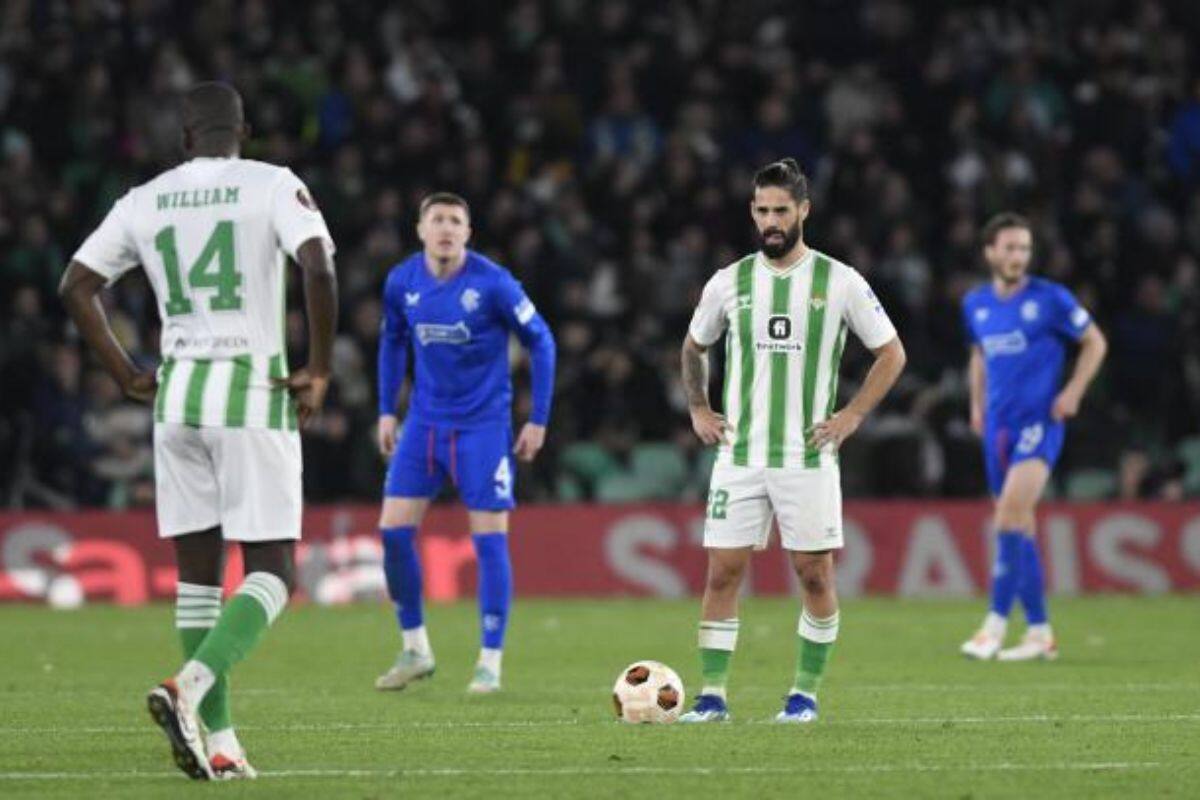 La desazón en el Betis, tras uno de los goles de Glasgow Rangers, en la eliminación de Europa League.