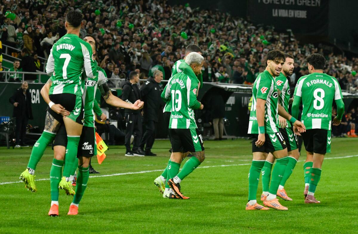 Manuel Pellegrini y su elenco están quintos en Europa. Foto: EFE