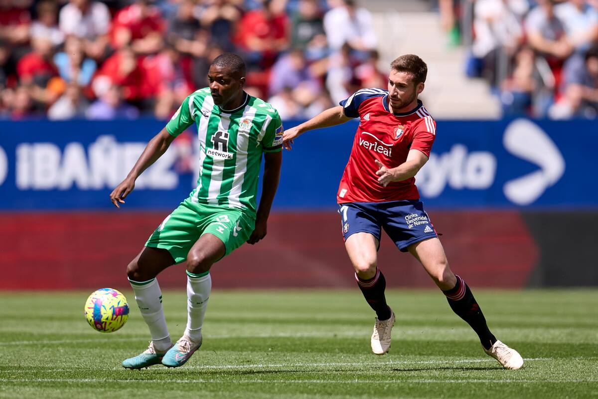 Betis rozó la remontada pero terminó cosechando una caída en su visita a Osasuna. Foto: @Realbetis.