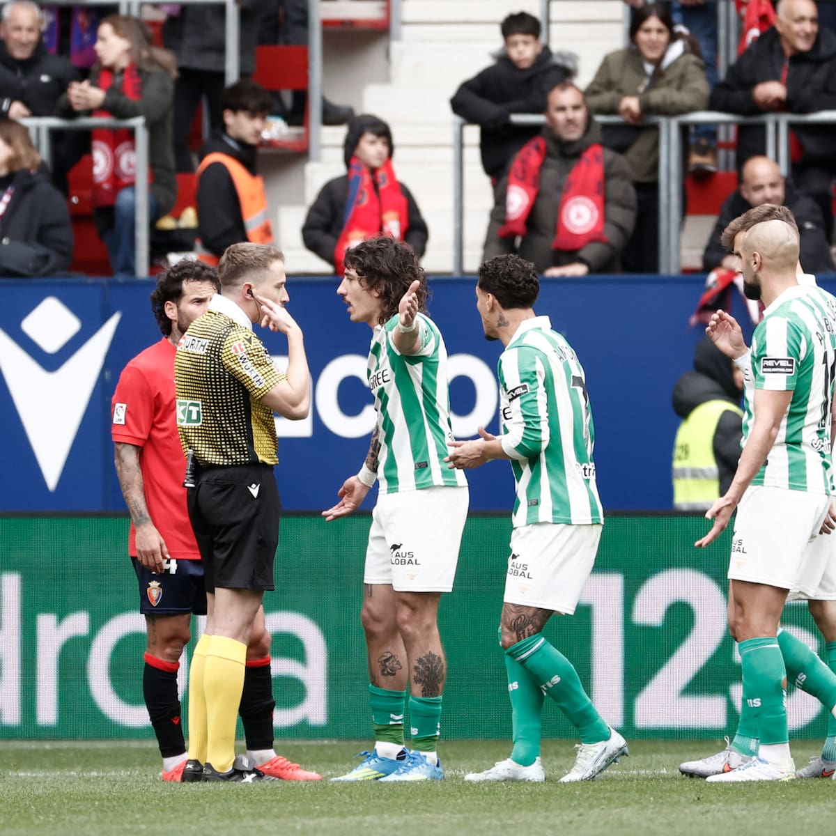 VIDEO | ¿Fue penal? La jugada que dejó a todo Betis furioso en el duelo ante Osasuna