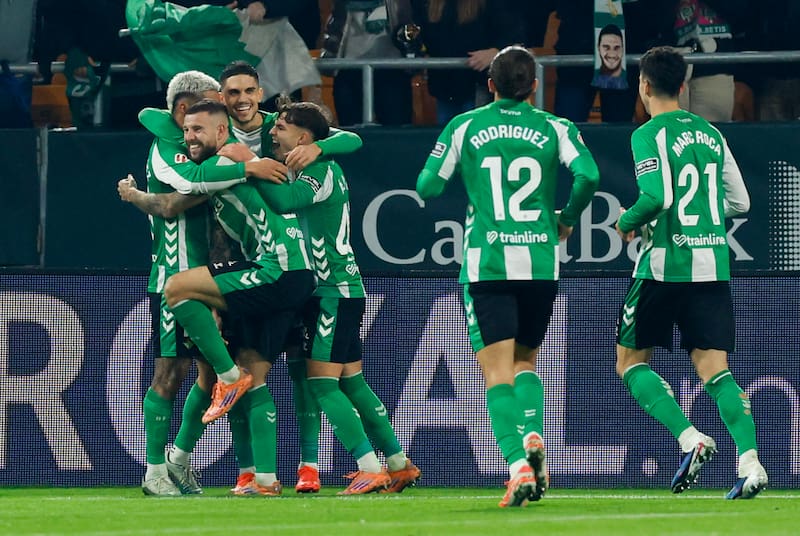 Manuel Pellegrini y su equipo le ganaron por 2-1 al Elche en la Copa del Rey. Foto: EFE