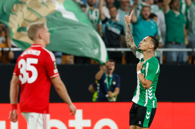 Con Antony liderando la delantera, el cuadro de Sevilla irá por un nuevo triunfo de visita. Foto: EFE