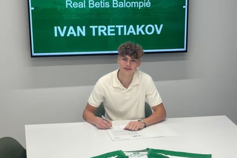 Ivan Tetriakov firma contrato con el Betis. Foto: MundoBetis.