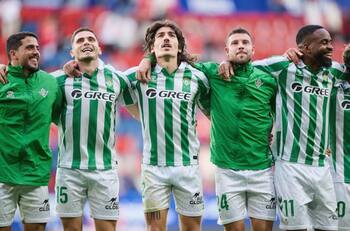 Llegó como salvador al Betis de Manuel Pellegrini, pero ahora le buscan con urgencia un nuevo club