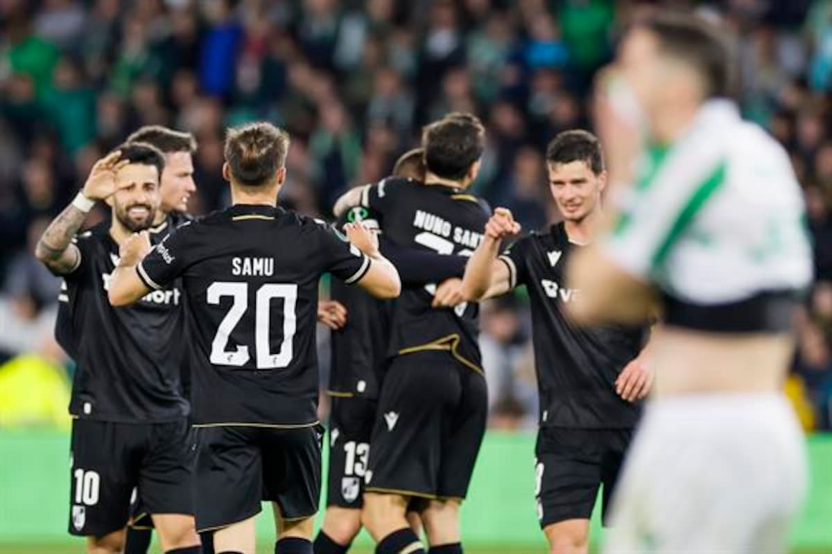 El equipo dirigido por Manuel Pellegrini empató 2-2 y extendió su mala racha como local en torneos europeos. Foto: EFE.