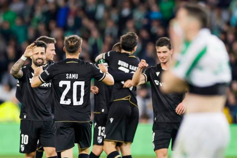 El equipo dirigido por Manuel Pellegrini empató 2-2 y extendió su mala racha como local en torneos europeos. Foto: EFE.