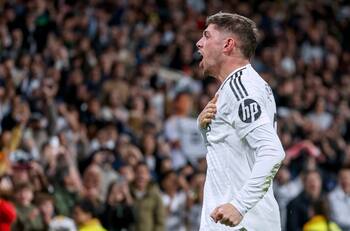 Federico Valverde mantiene en la pelea por el título al Real Madrid con este golazo al último minuto