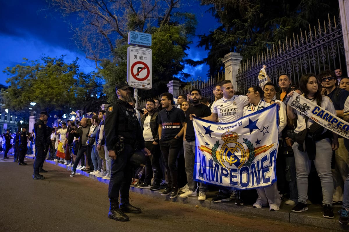 La gente se comienza a congregar en la Plaza de Cibeles para celebrar un nuevo título. Créditos: EFE