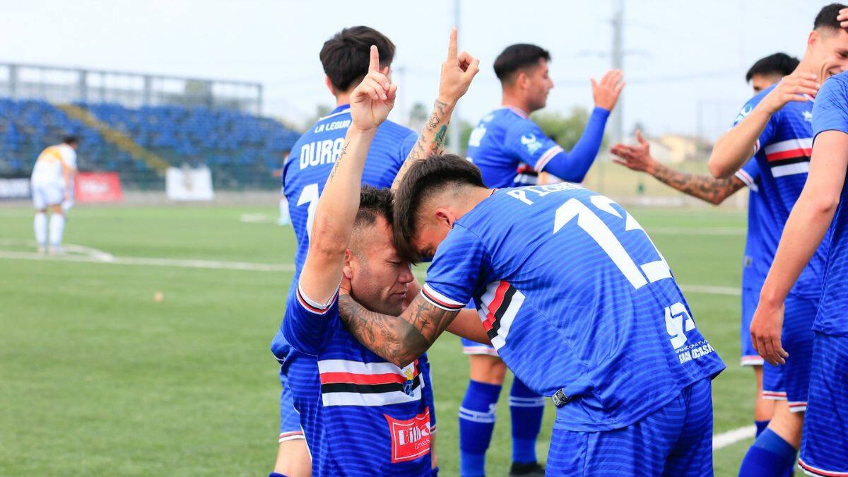 Equipo del fútbol chileno arriesga jugar sin público por insultos racistas y homofóbicos de sus hinchas