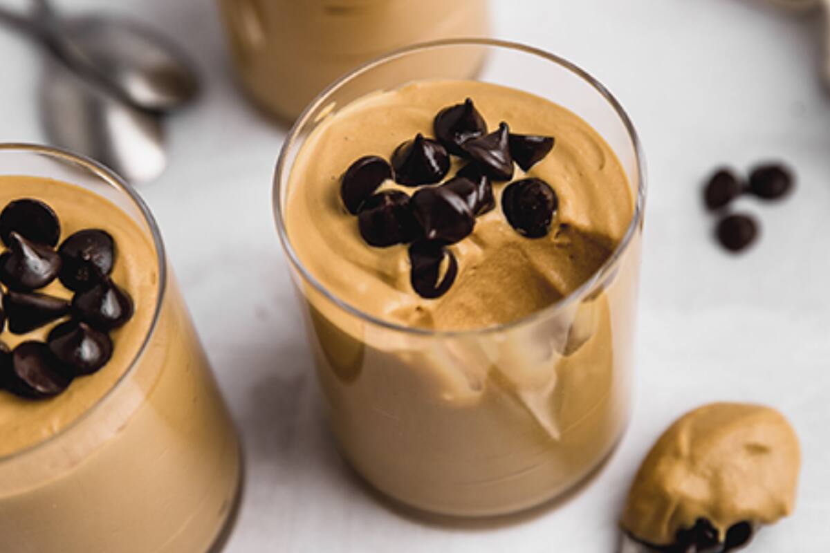 Aprende a hacer este delicioso postre de manjar con chips de chocolate.