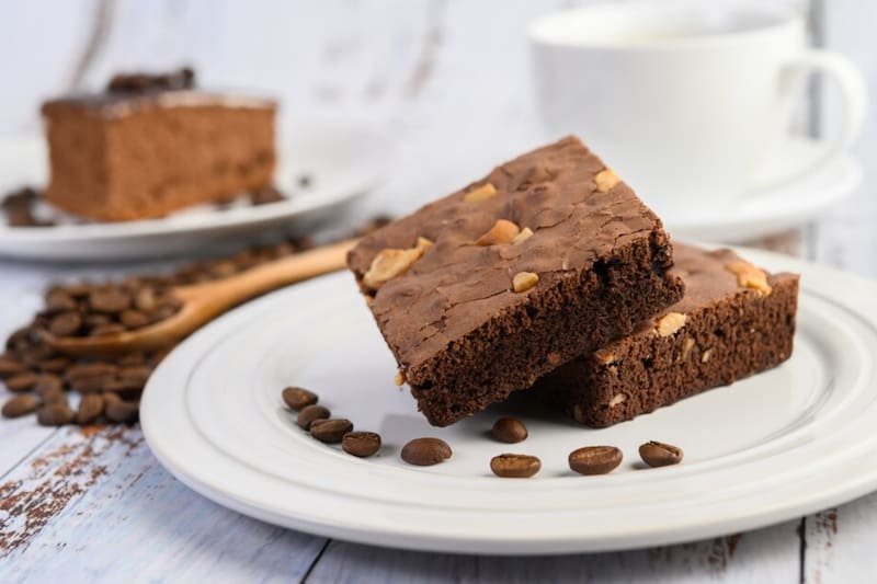 Aprende a hacer un sencillo brownie de chocolate.