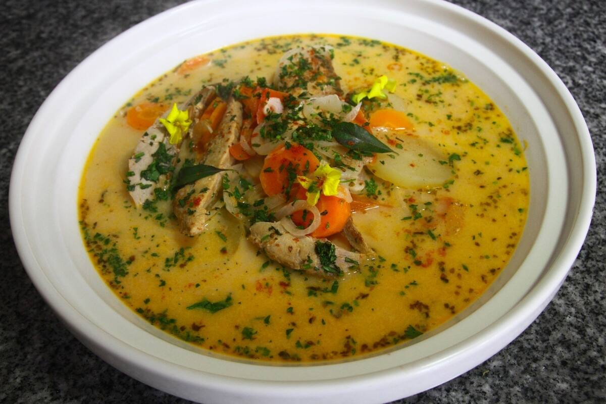 El cocinero explicó el paso a paso para cocinar esta preparación ideal para reponer energías en medio de los festejos. Créditos: Portal Metropolitano.