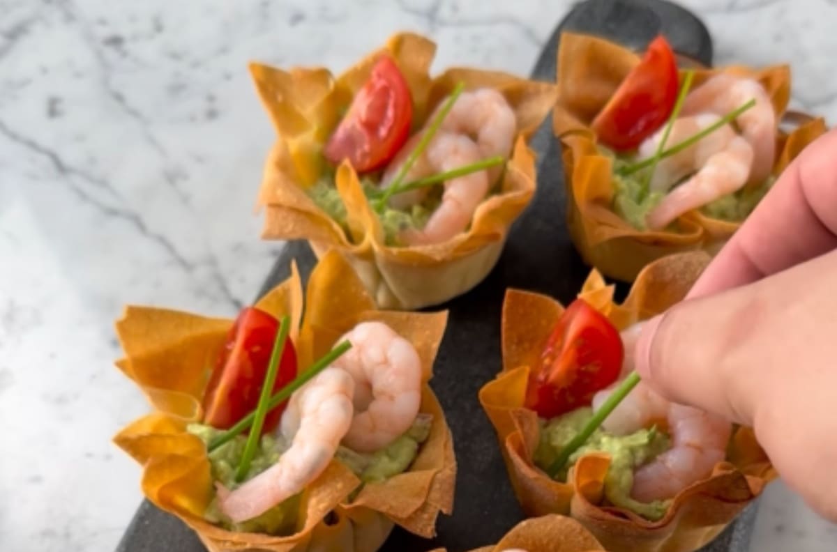 Receta de canastas de masa philo rellenas con palta, tomate y camarones: Entrada ideal para la cena de Navidad