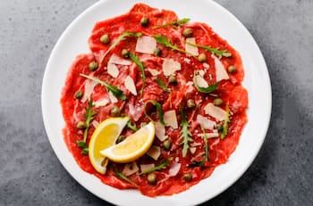 Receta fácil de carpaccio de res: Una entrada que no puede faltar en la cena navideña