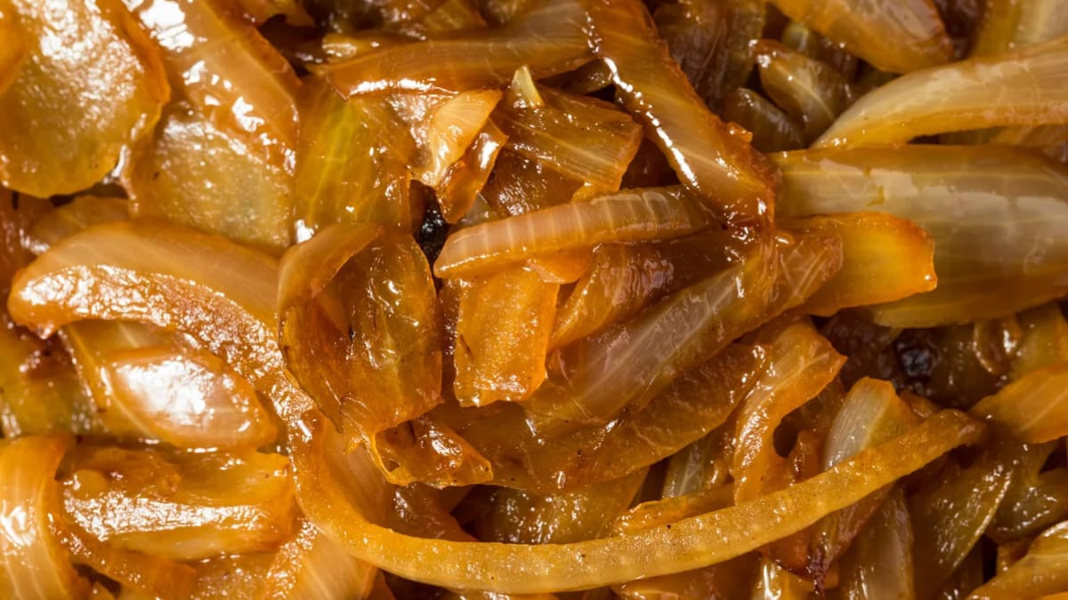 Receta de cebolla caramelizada: aprende a cocinar este rico acompañamiento para tus hamburguesas