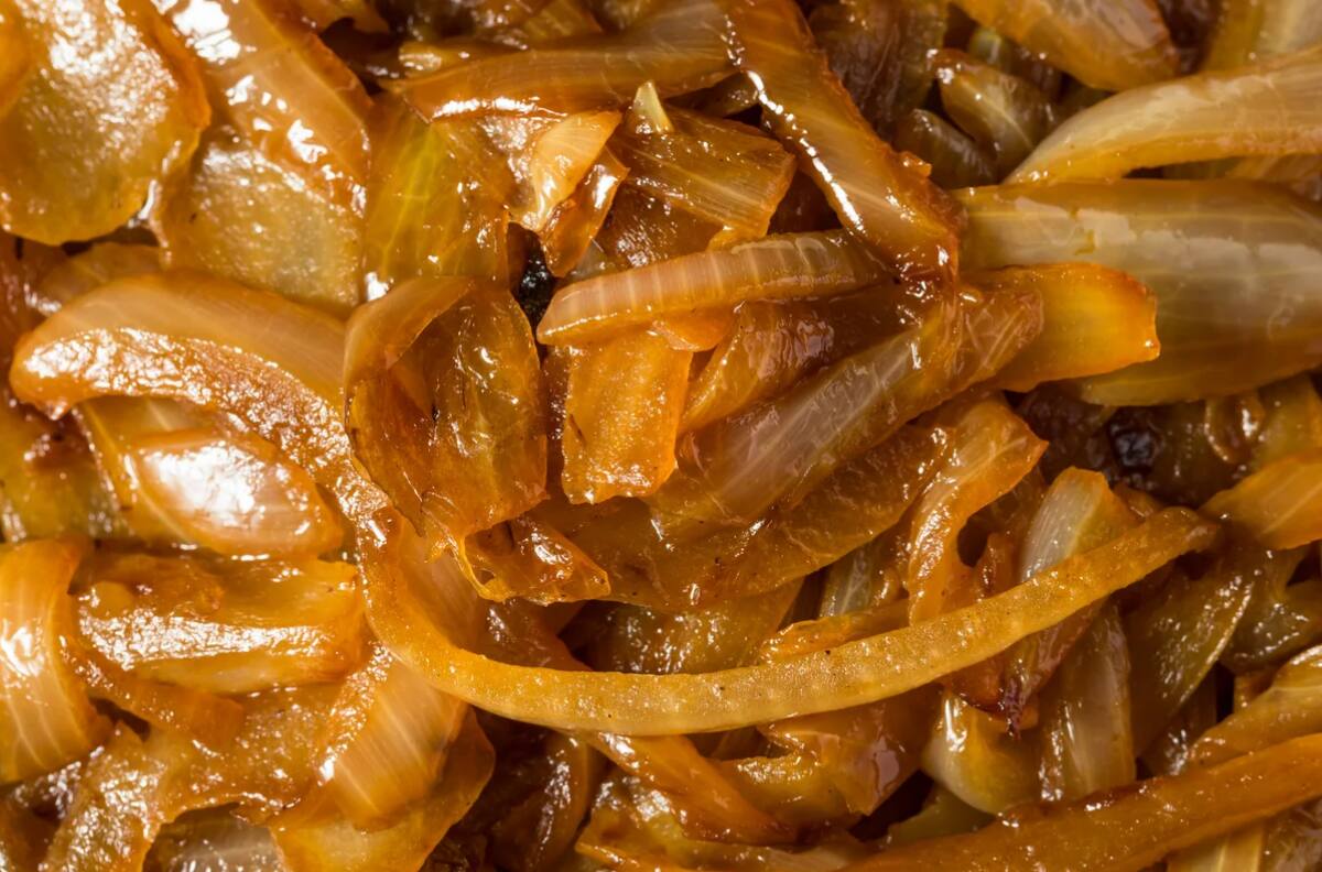 Receta de cebolla caramelizada: aprende a cocinar este rico acompañamiento para tus hamburguesas